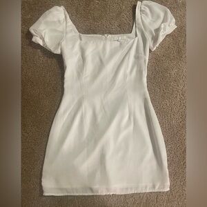 White mini dress, square neck and bubble sleeves